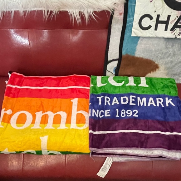 ABERCROMBIE & FITCH RAINBOW 🌈 BEACH 🏝️ 🏖️ TOWEL NWT - Picture 15 of 15